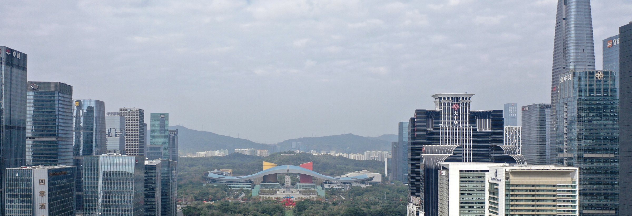 深圳市民中心南侧中轴广场全景，市民中心与平安金融中心同框