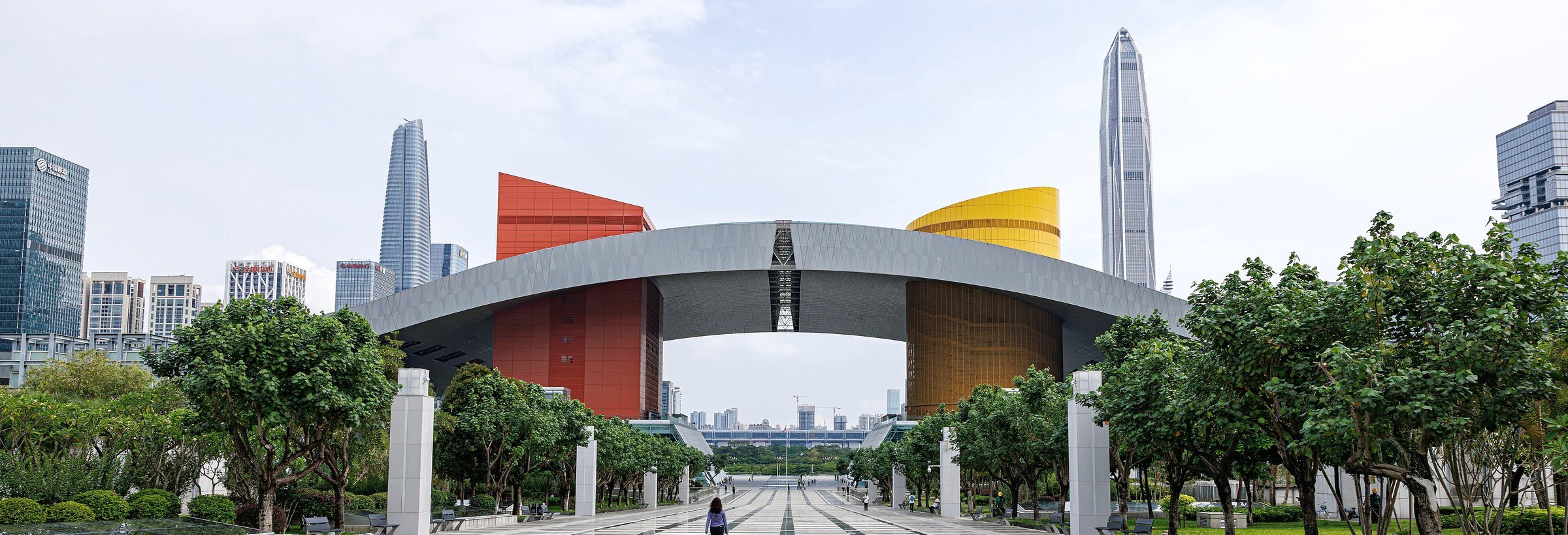 深圳市民中心正立面，红黄相间的波浪形屋顶与中轴广场